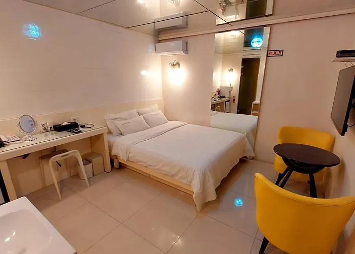 Cozy Room, Easy Access To Seoul, 5 Min Metro * 서울특별시